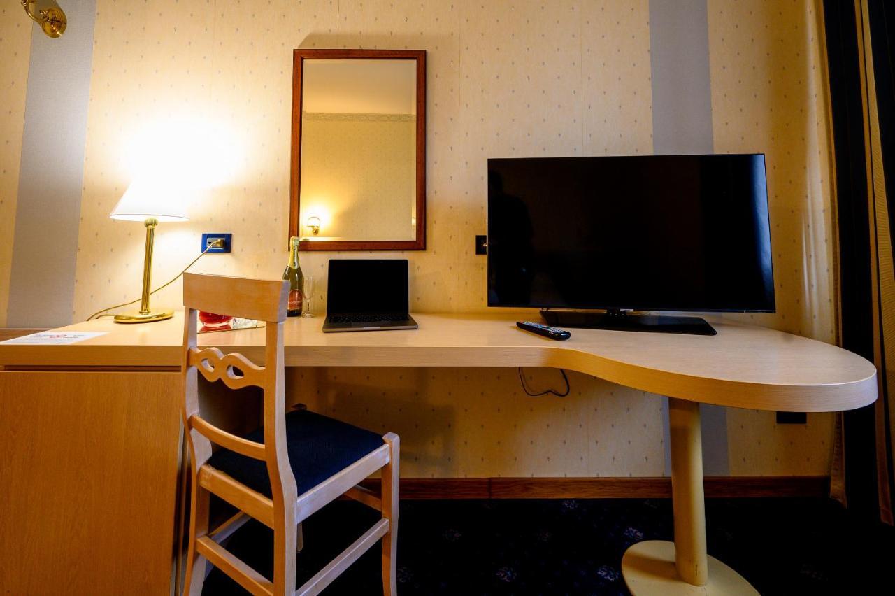 Hotel Torre Di Pratolungo Рим Екстериор снимка